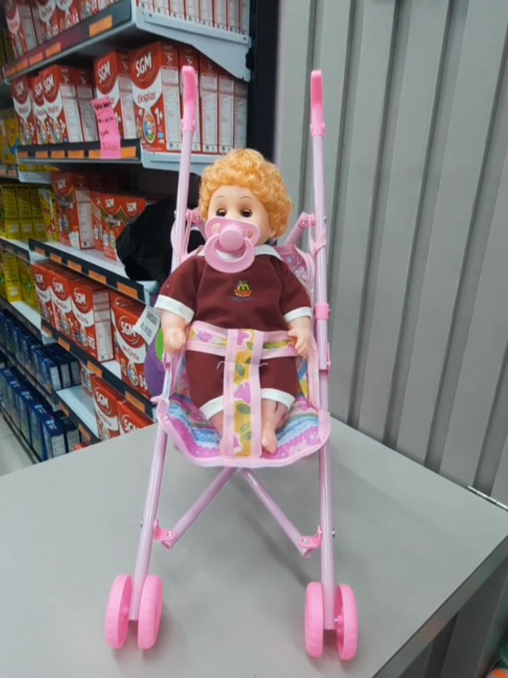 Di puji gak terbang 🧚‍♀️ Di hina gak tumbang 🤒 Di beli… makasih ya sayang 🥰 Yuk chek out Baby Lovely cuma di Kiddo Anda! 🛒💖 #TeamKasirAndalan #KiddoAnda #AndalanBabyShop #fyp #mainananak 