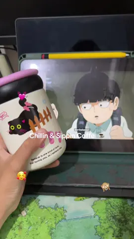 Tumbler yg ukuran nya pas + Dapet sedotan = penyelamat yang mau marathon film sambil ngopi!! 