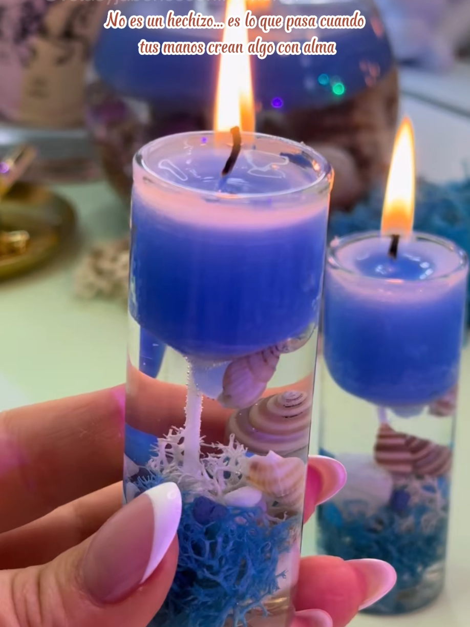 Así se hace una vela con agua 🕯️ y no es magia negra. Es creatividad navideña 🎄 que podés aprender en minutos. Comentá “QUIERO” si querés emprender 📩 y escribinos por privado #velasartesanales  #velasaromaticas  #velasdecorativas  #jabonesartesanales  #hechoconamor 
