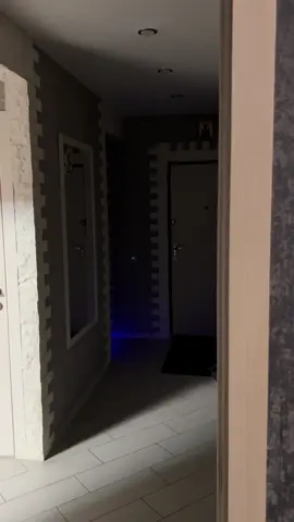 Гироску́тер (двухколёсный скутер, самобалансируемый скутер англ. GyroScooter) — уличное электрическое транспортное средство (средство индивидуальной мобильности), выполненное в форме двух соединённых поперечных площадок для ступней, подвижных относительно друг друга, с колёсами по бокам. Использует электродвигатели, питаемые от электроаккумулятора, и ряд гироскопических датчиков для самобалансировки и поддержания горизонтального положения площадки для ног.#viral #fyp 