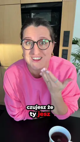 🧠 5 niestandardowych porad, które pomagają obniżyć poziom insuliny (i poprawić wrażliwość komórek): 1️⃣ Zadbaj o sen — szczególnie między 22:00 a 1:00. 👉 W tym czasie reguluje się rytm kortyzolu i melatoniny. Ich zaburzenie = większy wyrzut insuliny następnego dnia. 💡 Badania (JAMA Internal Medicine) pokazują, że 5h snu może zwiększyć insulinooporność aż o 20% w 1 tydzień. 2️⃣ Zamień wieczorne cardio na spacer po kolacji. 👉 10–15 minut powolnego ruchu po posiłku potrafi obniżyć glikemię nawet o 20–30%. 💚 Nie chodzi o trening, tylko o ruch po jedzeniu — to realnie wspiera pracę insuliny. 3️⃣ Zjedz białko lub tłuszcz przed węglowodanami. 👉 Prosty trik: kilka migdałów, łyżka masła orzechowego lub jogurt przed obiadem. 💡 Badania (Diabetes Care) pokazują, że kolejność posiłku ma wpływ na wyrzut insuliny — to tzw. food order effect. 4️⃣ Nie jedz “na zimno”. 👉 Podgrzanie kaszy, ryżu czy ziemniaków po wcześniejszym schłodzeniu powoduje powstanie skrobi opornej, która mniej podnosi insulinę. 💡 Czyli: ugotuj → ostudź → zjedz na ciepło = mniejsze skoki cukru. 5️⃣ Suplementacja wspierająca wrażliwość insulinową: 🧩 Myo-inozytol (2–4 g/d) – reguluje sygnalizację insuliny, szczególnie u kobiet z PCOS. 🧩 Magnez (cytrynian, glicynian) – obniża stan zapalny i poprawia transport glukozy. 🧩 Omega-3 i witamina D3 – wspierają pracę receptorów insulinowych. #kalorie #odchudzamsie #insulinooporność 