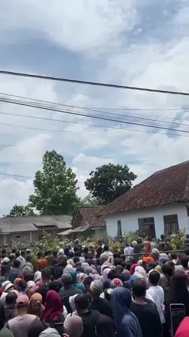 Allhamdulillah Pembagian Sedekah bibit 1500 berjalan dengan lancar, mohon maaf yang belum kebagian ditunggu tahun depan yang akan datang🤗🤗🤗 #fypシ #kebonkliwon #festivalnotiktok #xyzbca #viral 