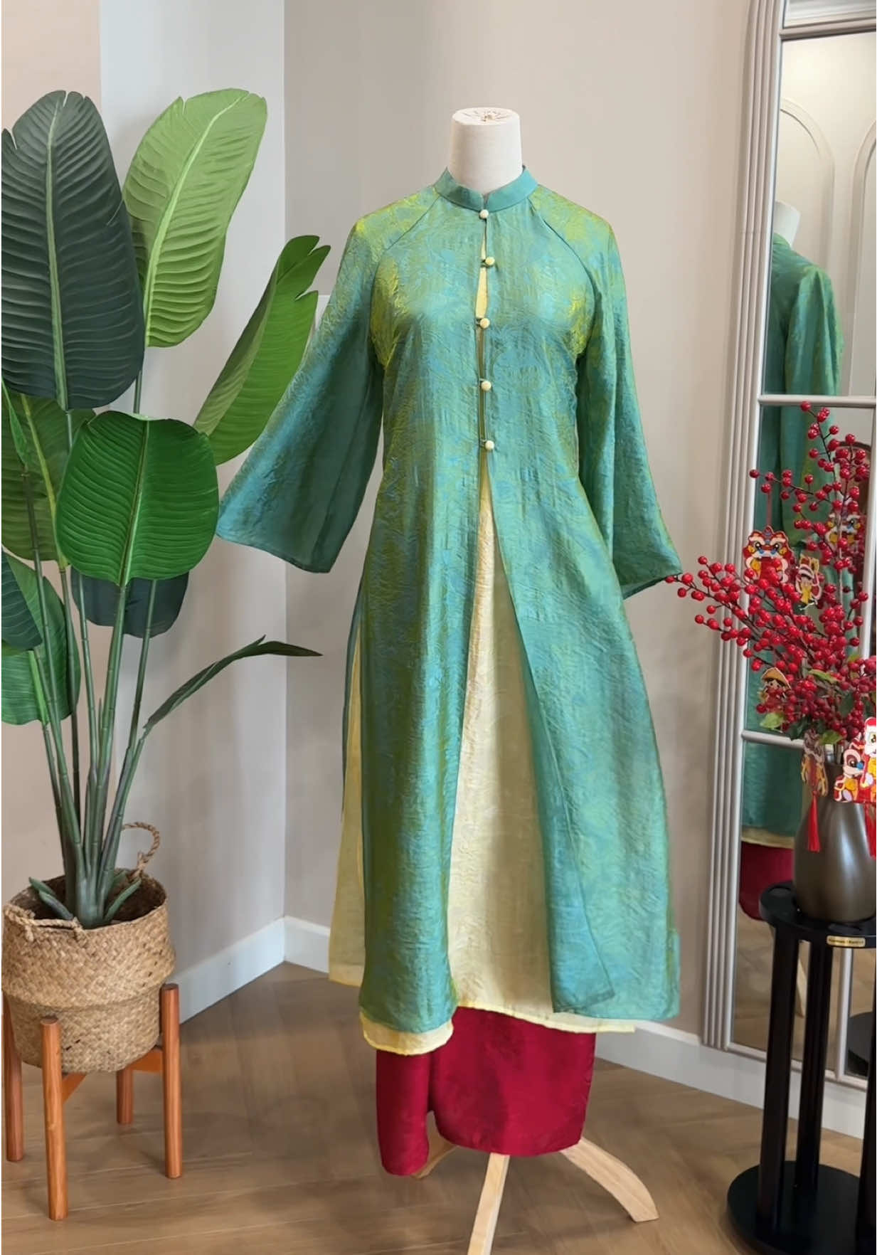 Lên ngay phiên bản Áo dài Ngọc Vân màu xanh cho các ty khỏi chờ đợi lâu đây ạ 💚 ĐỦ SIZE MẸ BÉ NHA 🤱 !!! Nhắn ngay Macii’s để rinh em nó kẻo gần tết chúng mình ngừng nhận đơn sớm do đang hơi wa’ tải rồi nhen 🥹 #Maciis #Aodaimebe #Aodaitet #aodaicotruyen 