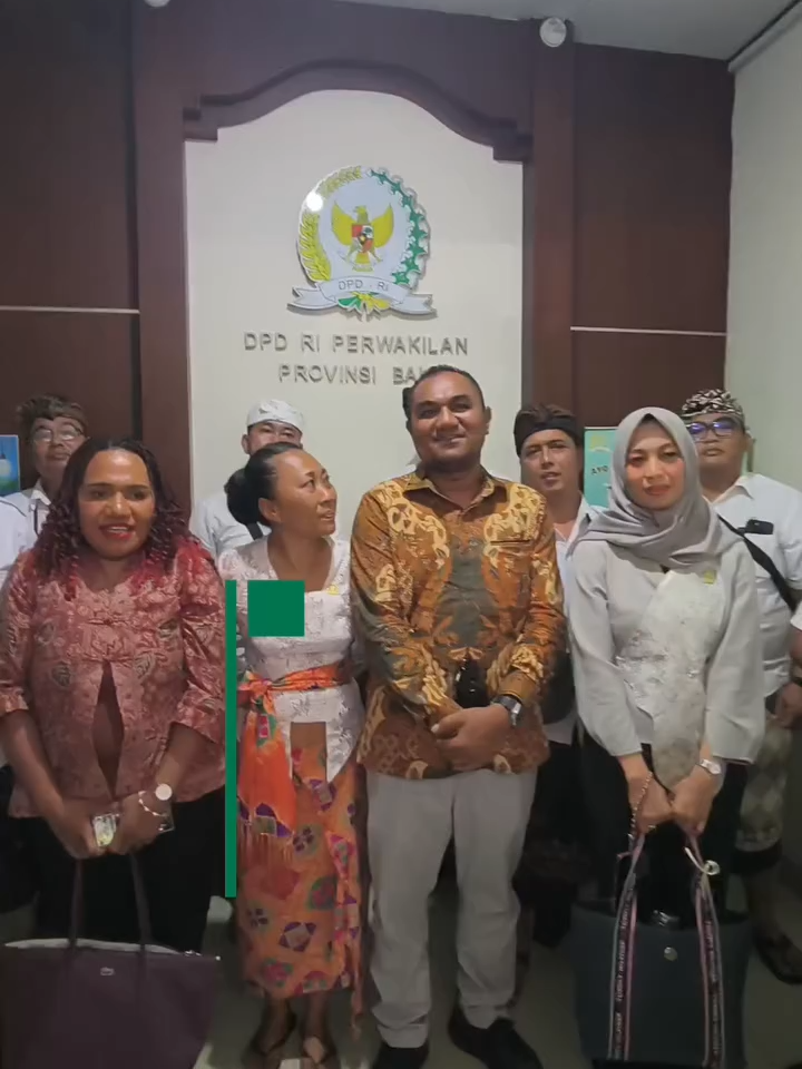 Komite II DPD RI Advokasi Penanganan Banjir dan Lingkungan Hidup di Bali Komite II Dewan Perwakilan Daerah (DPD) RI melakukan kunjungan advokasi ke Provinsi Bali pada Rabu (5/11/2025) untuk membahas penanganan persoalan lingkungan hidup, terutama dampak banjir yang terjadi beberapa waktu lalu. Wakil Ketua Komite II DPD RI dari dapil NTT, Angelius Wake Kako (AWK), mengatakan kunjungan ini menindaklanjuti temuan Senator Bali Ni Luh Putu Ary Pertami Djelantik terkait keluhan masyarakat dan kepala desa mengenai kondisi sungai yang mengalami sedimentasi berat hingga memicu banjir. Dalam pertemuan bersama Balai Wilayah Sungai (BWS) Bali–Penida, Dinas Lingkungan Hidup, dan Dinas PUPR, disepakati komitmen bersama untuk menangani sedimentasi, melakukan normalisasi sungai, dan membangun senderan dengan melibatkan masyarakat melalui semangat gotong royong. AWK menambahkan, DPD RI juga mendorong gerakan penghijauan di sepanjang sempadan sungai untuk memperkuat daerah resapan air di Bali yang kini semakin terbatas. Upaya ini akan terus dikawal oleh DPD RI melalui Ni Luh Putu Ary Pertami Djelantik. via @nusabali_com  #dpdri #sampahbali #sungaibali