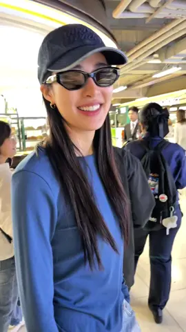 Ling: Waduh, saya menemukan diri saya sendiri *menunjuk tanda* Ling: Jangan beritahu siapa pun kalau ini sangat bagus. Oh, dan suara di kepalaku seperti, 