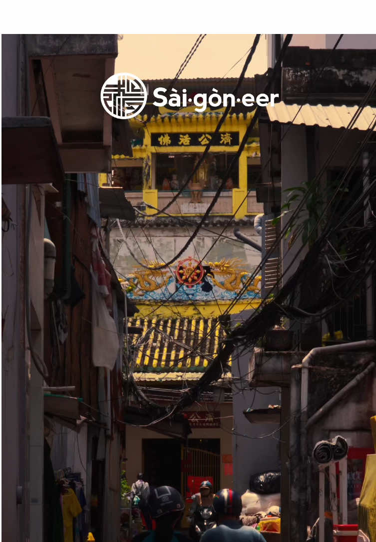 Trong những năm gần đây, quan điểm xã hội về việc cúng kiếng đã đảo chiều. Người dân có xu hướng cắt giảm các nghi lễ mang tính hình thức, nhiều địa phương cũng chủ trương hạn chế vàng mã để tránh lãng phí. Dù vậy, vẫn có những người thợ chọn tiếp tục công việc, ngay cả khi những niềm tin và phong tục gắn bó với nghề của họ đã và đang dần biến mất. ___ Sản xuất: Saigoneer Video: Alberto Prieto, Hạo Lê Edit: Jimmy Art Devier.