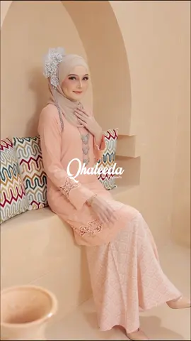 Hi sis🤭nak bagitau Kurung Qhaleeda dah mendarat tau sis😍siapa yang nak dapatkan harga special deals cepat join live sekarang ya sis😘✨ #byreefa #AnggunBergaya #bajukurungcantik #fypmalaysia #kurunglace 