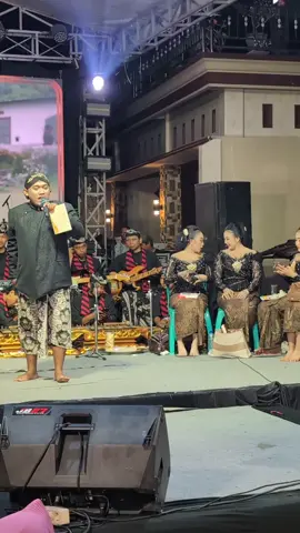 Jam terbang memang tidak diragukan lagi, santai membawakan lagu penuh penghayatan penguasaan musik maksimal #nikensalindry #nikensalindryterbaru 