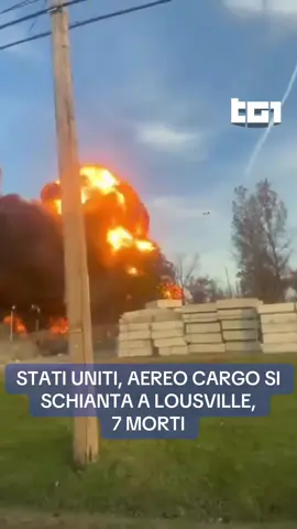 Un #aereo cargo si è schiantato poco dopo il decollo da #Louisville, Stati Uniti. Il bilancio è di almeno 7 vittime. #Tg1