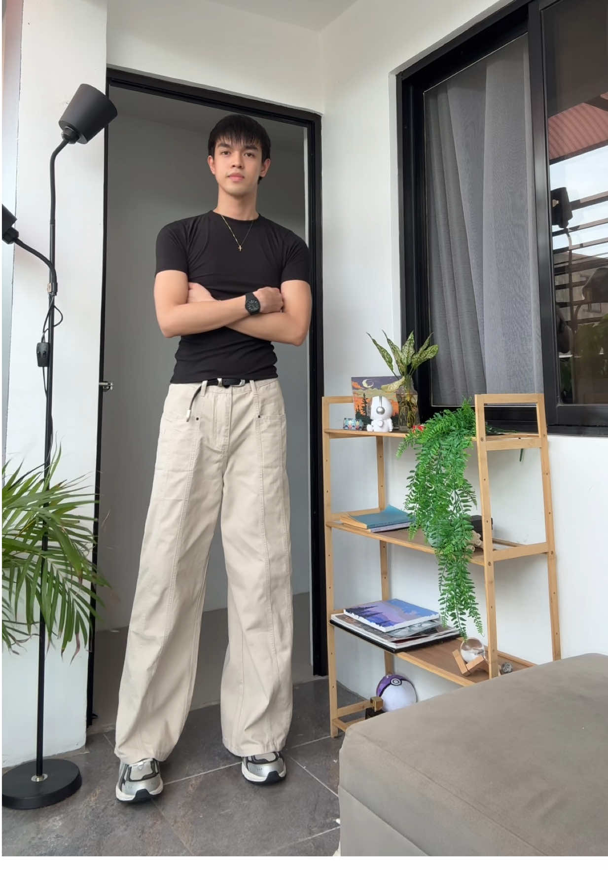 New fave pants flex! Ang ganda ng design and quality nitong Unisex Apricot denim pants na ito #Pants #UnisexPants #ApricotPants #Denimpants 