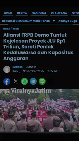 Aliansi FRPB Demo Tuntut Kejelasan Proyek JLU Rp1 Triliun, Soroti Penlok Kedaluwarsa dan Kapasitas Anggaran KOTA PASURUAN #Realitapublik.id – Aliansi Forum Rakyat Pasuruan Bangkit (FRPB), gabungan dari berbagai LSM dan Ormas, menggelar aksi demonstrasi besar di depan Balai Kota Pasuruan dan dilanjutkan ke Kejaksaan Negeri (Kejari) pada Rabu (5/11/2025). Aksi ini menuntut kejelasan dan komitmen Pemerintah Kota (Pemkot) Pasuruan terkait kelanjutan Proyek Strategis Daerah, yakni Jalur Lingkar Utara (JLU) yang disebut bernilai hingga Rp1 triliun. Aksi yang dikoordinasi oleh Tri Sulistiyo W. LSM M BARA (Saiful Arif) dan melibatkan tokoh dari LSM GERAH (Musa Abidin) ORMAS GAIB PERJUANGAN (Habib M. Yusuf), dan LSM PENJARA INDONESIA (Saiful) menyampaikan delapan poin pernyataan sikap kritis. Tuntutan utama FRPB berpusat pada tiga isu: Penetapan Lokasi (Penlok) Kedaluwarsa: Penlok dari Pemprov Jatim yang berlaku sejak 2018 belum terealisasi, dinilai mengindikasikan kelalaian Pemkot. Masalah Anggaran: Pemkot diduga tidak serius menganggarkan pembebasan lahan sebesar ± Rp200 miliar, yang berpotensi menghentikan proyek. Rasionalitas Pembiayaan: Proyek Rp1 triliun dinilai tidak rasional dari sisi perencanaan dan pembiayaan, mengingat rendahnya kapasitas keuangan daerah. Massa juga mendesak Kejaksaan Negeri Kota Pasuruan untuk mengawasi serius Proyek JLU, terutama aspek pengelolaan keuangan dan lelang, guna mencegah praktik “kongkalikong” dan memastikan adanya pemerataan bagi kontraktor lokal. Wali Kota Pasuruan, Adi Wibowo, didampingi Sekda Rudi dan jajaran Kepala Dinas, menemui langsung massa aksi. Wali Kota menjelaskan bahwa Pemkot bekerja berdasarkan regulasi, dan kendala utama Proyek JLU terletak pada habisnya masa berlaku Penetapan Lokasi (Penlok). “Ketentuan terbaru dari Provinsi Jatim mengharuskan seluruh anggaran, mulai dari pembebasan lahan hingga pembangunan, sudah tersedia. Dengan kapasitas kemampuan keuangan kita yang masih rendah, tentu kita tidak realistis dengan kapasitas kita,” jelas Wali Kota Adi Wibowo. Meskipun demikian, Wali Kota menegaskan JLU tetap menjadi prioritas karena penting sebagai solusi mobilitas dan pengungkit sektor perekonomian. Ia juga berjanji akan mengevaluasi keluhan terkait pemenang tender dari luar daerah dan menegaskan Pemkot terbuka jika ditemukan bukti kecurangan. ￼Perwakilan Pendemo dipersilahkan masuk ditemui pihak Kejaksaan Negeri Kota Pasuruan (Chu realitapublik.id) Setelah dari Balai Kota, FRPB melanjutkan aksinya ke Kejaksaan Negeri Kota Pasuruan. Di sana, perwakilan demonstran diterima oleh Pasintel, Eko Wahyudi. Eko Wahyudi merespons tuntutan pengawasan proyek, termasuk isu pemerataan tender. “Nanti kami coba diskusi dengan pihak pemerintah kota terkait dua ini, apakah ada celah untuk bisa ada pemerataan, supaya pengadaan barang jasa kalau memang memungkinkan didahulukan untuk warga sini,” ujarnya. FRPB memberikan tenggat waktu 14 hari kerja sejak surat tuntutan diterima. Jika tidak ada tanggapan resmi dan langkah konkret, FRPB mengancam akan melangkah lebih jauh dengan: Melaporkan ke Kementerian Keuangan (Kemenkeu RI) terkait lemahnya perencanaan anggaran. Mengajukan evaluasi ke Bappenas terkait kesesuaian proyek dengan RPJMN. Mengirimkan permohonan ke KPRBN untuk menilai integritas birokrasi Pemkot. Ancaman ini ditegaskan sebagai bentuk tanggung jawab publik FRPB untuk memastikan Proyek JLU berjalan transparan dan akuntabel demi kepentingan masyarakat Kota Pasuruan. Penulis : Chu #BeritanyaPARTNERSR62com  #SuaraNetizenSuaranyaMasyarakatdanWarga  #SalamSTMJseduluratampamemansangjabatan 