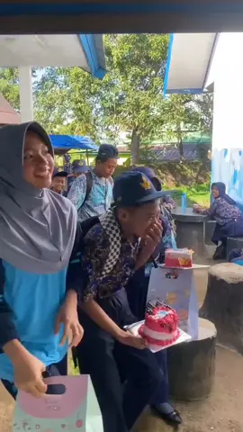 guyss macci banget 🥹plicc Bru KA rasakan yng nama nya seperti ini,semua ku rasakan ketika kenal ka SMA kau semua,macci ya jngn pernh berubah tetap kalin semua yng aku kenal,buff tidak nyangka ka bakal di rayakan kn,semua sakit ku bakal terbalas semua walaupun ada my guy tetap kek ndk na rayakan ka malahan yng Bru ku kenal pergi ka na rayakn,Bru KA rasakan ultah yng sungguh