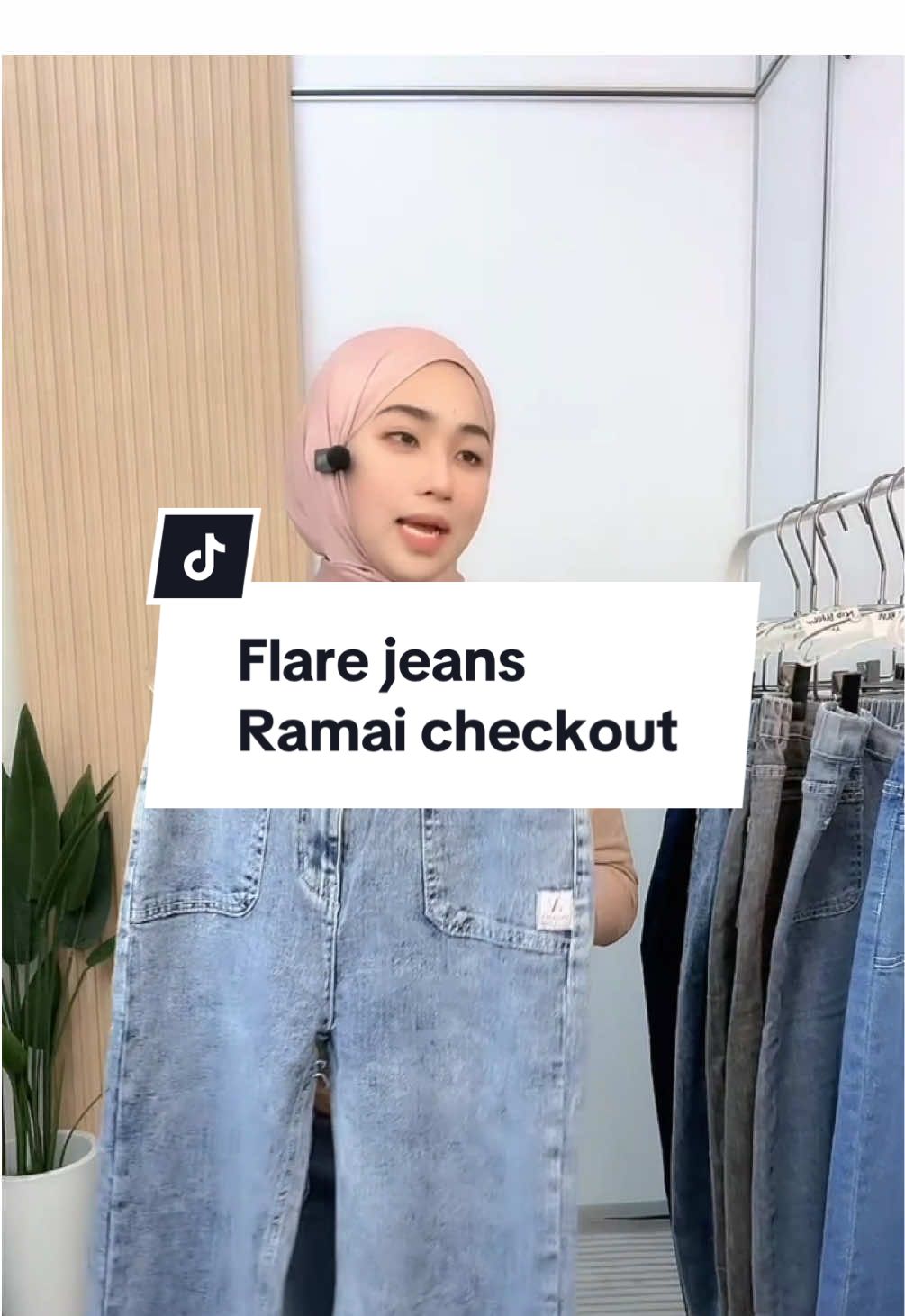 Flare jeans paling ramai repeat!   Cutting lawa, poket depan stylish & material selesa gila 😍   Tak hairan ramai yang terus checkout 🎯   #FlareJeans #BestSellingJeans #JeansCantik #OOTDJeans #tekanbegkuning 