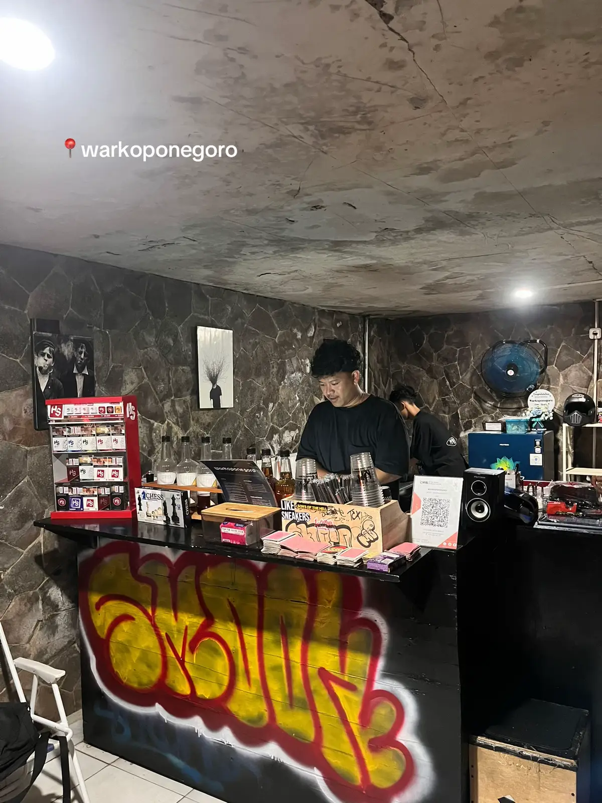 warkop kalcer ditengah kota bandar lampung, harga mulai dari 8k-15k. udah cobain belum?  📍@warkoponegoro2  #coffee #coffeeshop #aesthetic #hiddengems #lampung #bandarlampung #placetogolampung #cafe #placetogo #healing #kalcer #warkop #kedai #kedaikopi 