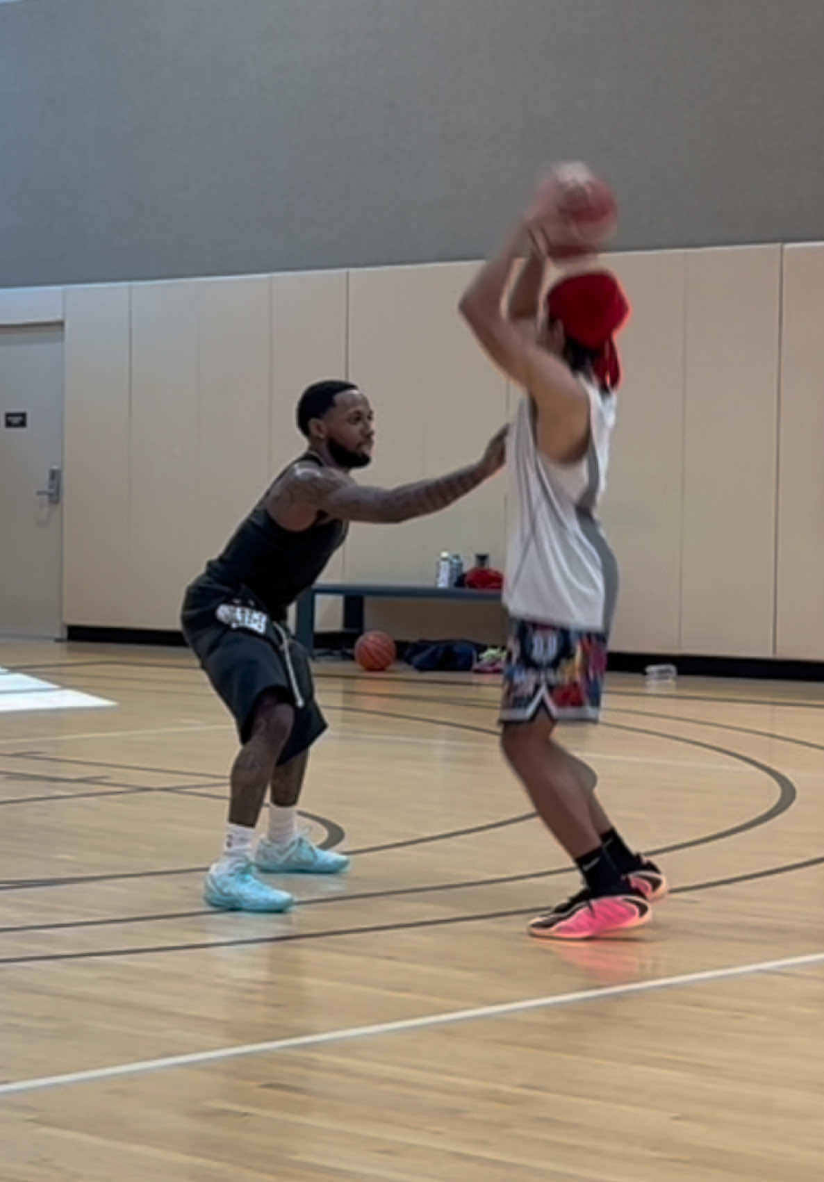 PRO DUNKER VS PRO HOOPER ! FULL VIDEO ON TC2 TV #tonycrosbyy 