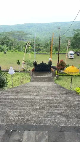 Pura Kenusut Lempuyang, salah satu pura suci di kawasan Gunung Lempuyang Karangasem. Dikenal dengan padma kembar dan dipercaya sebagai tempat memohon berkah serta keseimbangan hidup. 🌿🙏 #PuraKenusut #Lempuyang #Karangasem #SpiritualBali #WisataRohani