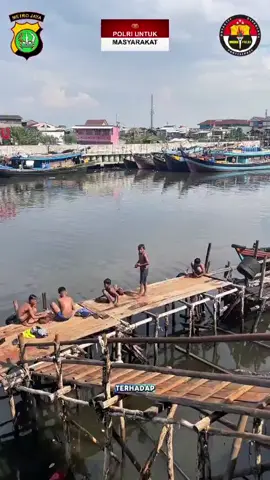 Panit Binmas Polsek Kawasan Kali Baru IPDA Budi Alamsyah bersama Personel Polsubsektor Kalibaru AIPTU Nyoman memberikan imbauan kepada anak-anak agar tidak bermain di laut serta menghimbau warga untuk turut serta berperan aktif Jaga Kamtibmas dilingkungannya. @kapoldametrojaya @adeary_millcop @buher2000 @divisihumaspolri @spripim.polri @poldametrojaya @jakut_update @sekitaran_jakut @ditbinmas.pmj @tmcpoldametro @direskrimum_pmj @birosdmpmj #jagajakarta +
