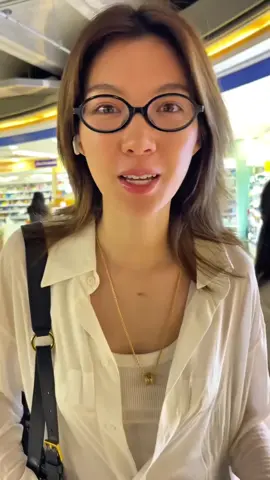 Orm: Aku bertemu bintang favoritku!Menunjuk ke  foto P'Ling Orm: Aku tidak percaya ~ Halo P'Ling ~Bisakah aku berfoto denganmu? 🙏🙏 Ling: Halo ~ Ya ~ Aku di sana ~(menunjuk ke papan iklan)  hahahaha 😂😂😂😂 dasar...  #linglingkwong #ormkornnaphat #lingorm #lingormforever💍 