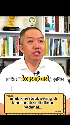 Dulu aku pikir anakku susah diatur. Guru sering bilang dia nggak bisa duduk diam, selalu gerak, selalu ngobrol. Aku sempat marah… aku pikir dia malas belajar. Tapi ternyata, dia anak kinestetik. Dia belajar lewat gerakan, sentuhan, dan pengalaman nyata. Saat tubuhnya bergerak, otaknya justru paling aktif bekerja. ❤️‍🔥❤️‍🔥 #kinestetik #gayabelajar #parenting #momhighlight #momlife 