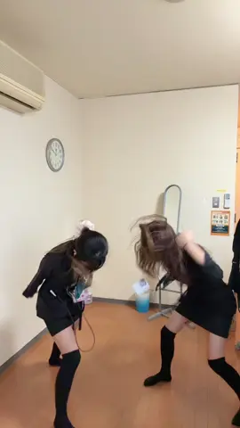 制服変わったのでこの制服での投稿は最後です👯‍♀️ 次回からは新制服での投稿になります♡ #コーヒーレディ #パチンコ #スロット #オススメ #リクエスト募集中 