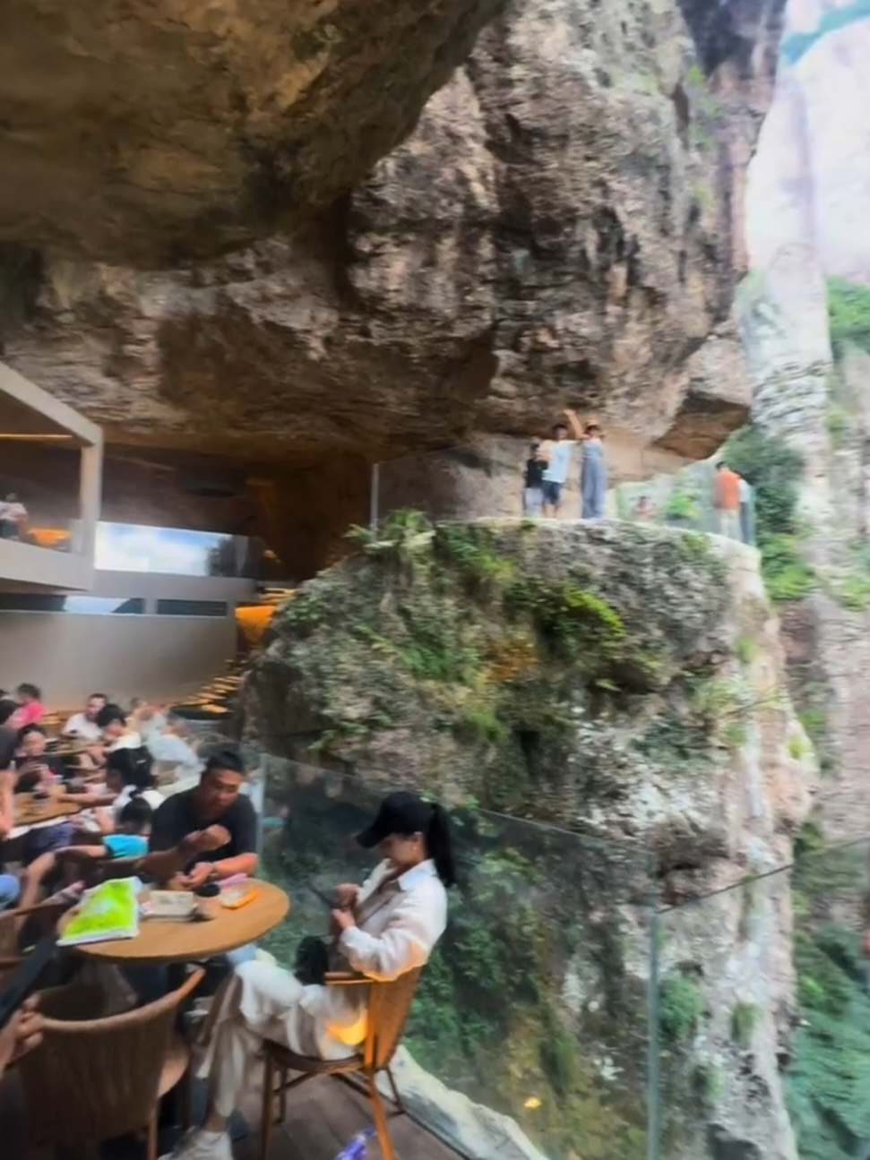 温州悬崖咖啡厅 悬崖咖啡厅位于雁荡山方洞景区，其位置得天独厚，坐落在悬崖之上，在品尝香浓咖啡的同时，可以一边欣赏悬崖峭壁、云卷云舒的壮丽景色。咖啡厅的装修精致而温馨，营造出浪漫的气氛，有很多可以打卡拍照的位置 📍云端拾光咖啡厅，方洞景区，雁荡山，温州市，浙江省 📍Cloud Time, Fangdong Scenic Area, Yandang Mountain, Wenzhou City, Zhejiang Province