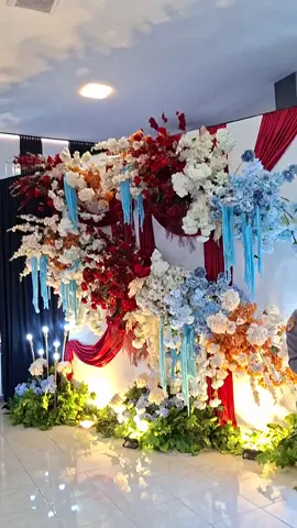 Dari Jeruji ke Janji Suci: Arif dan Putri Menikah di Aula Polres Ciamis Ciamis, Kondusif.com – Sebuah momen haru menyelimuti Aula Pesat Gatra Polres Ciamis, Rabu (5/11/2025). Di tempat inilah, Arif Rizki Ramadhan dan Neng Putri Wulansari resmi disatukan dalam ikatan pernikahan. Mas kawin sederhana berupa seperangkat alat salat dan uang tunai Rp3 juta menjadi saksi awal kehidupan baru keduanya. Namun makna pernikahan ini jauh lebih dalam daripada sekadar seremoni. Kapolres Ciamis AKBP H. Hidayatullah hadir langsung sebagai saksi. Beliau bukan hanya menyaksikan akad, tetapi juga menjadi jembatan bagi dua insan muda yang sebelumnya tersandung kasus hukum. “Alhamdulillah hari ini kita menyaksikan penyatuan dua insan, Arif dan Putri,” ujar AKBP Hidayatullah. “Dulu mereka terlibat kasus pembuangan bayi, namun kini berkomitmen memperbaiki kesalahan.” Menurut Kapolres, keputusan menikahkan keduanya muncul dari niat tulus keluarga untuk bertanggung jawab atas anak yang telah mereka lahirkan. “Anak itu suci. Tidak ada istilah anak haram,” tegasnya. Ia menambahkan, pernikahan tersebut menjadi bukti bahwa hukum dan kemanusiaan bisa berjalan beriringan. “Perbuatan salah harus ditebus, tapi kesempatan memperbaiki diri harus tetap terbuka,” ucapnya mantap. Proses Hukum Koordinasi Dengan Kejaksaan Kapolres menegaskan, pihaknya tetap berkoordinasi dengan kejaksaan terkait proses hukum. Namun ia berharap ada kebaikan dan keajaiban dari pengadilan dalam menyikapi kasus ini. “Karena keduanya menunjukkan tanggung jawab untuk memelihara anaknya,” katanya. “Semoga niat baik mereka menjadi alasan meringankan proses hukum yang sedang dijalani.” Ketika ditanya soal bulan madu, Kapolres tersenyum. “Untuk sementara, bulan madunya di Polres dulu ya,” ujarnya disambut tawa hadirin. Ia juga berpesan agar kedua mempelai menjaga amanah besar yang telah diberikan Tuhan. “Anak itu hadiah berharga. Banyak pasangan yang belum dikaruniai anak, jadi jagalah baik-baik,” tuturnya lembut. Keduanya tampak terharu usai akad nikah selesai. “Senang sekali, tidak menyangka bisa dinikahkan di sini,” ujar Neng Putri dengan mata berkaca-kaca. Arif menambahkan, pernikahan itu menjadi titik balik hidupnya. “Insya Allah kami akan merawat anak kami dengan sebaik-baiknya. Ada penyesalan, tapi juga kebahagiaan,” katanya. Kapolres mengaku, peristiwa seperti ini baru pertama kali terjadi di Ciamis. “Mudah-mudahan ini yang pertama dan terakhir. Jangan ada lagi orang tua yang tega membuang anaknya,” tegasnya. Ia menegaskan, Polres Ciamis akan terus mengambil langkah terbaik untuk melindungi masyarakat dan menumbuhkan kepedulian sosial. “Menjaga keamanan itu bukan hanya soal hukum, tapi juga kemanusiaan,” ujarnya. Langkah Kapolres Ciamis itu menuai apresiasi banyak pihak. Tokoh agama dan masyarakat menilai, tindakan tersebut menjadi pelajaran moral bagi generasi muda. Pernikahan di kantor polisi itu bukan sekadar pengesahan hubungan dua insan. Ia menjadi simbol harapan, bahwa setiap kesalahan masih bisa ditebus dengan tanggung jawab dan cinta. #polresciamis #ciamisjawabarat #viraltiktok #fyppppppppppppppppppppppp #lewatberandafyp 