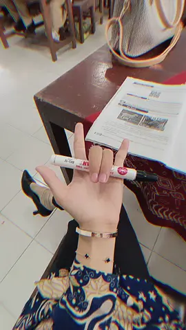 Dikasih spek yang pegang spidol tapi seleranya yang pegang mic sambil di pangku 🫣😭 #trending #trendgurumurid #buguru #gurumuda #fyp 