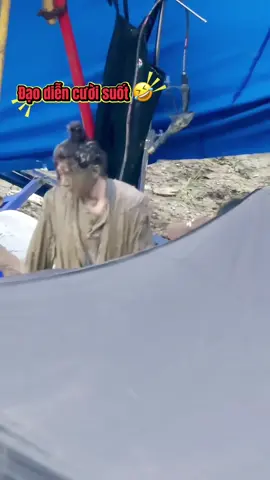 Mém chút không nhận ra idol tui 🤣 Đạo diễn ở phía sau cười suốt: “Đây thật sự là anh tôi sao hả hhh?” Quá tận tâm luôn, lăn lê bò toài giữa bùn, mặt mũi cũng toàn bùn đất! #thanhnghi #成毅 #luongkinhthapngunhat #phimcotrangtrungquoc #phimtrungquoc 