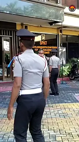 👮‍♂️ Siswa SPN Polda Metro Jaya Angkatan Ke-51 memasuki hari kedua pelaksanaan Latihan Kerja (Latja) di Polsek Kebon Jeruk, Polres Metro Jakarta Barat, Selasa (4/11/2025). Giat Latja diawali dengan Apel Pagi Personel dalam rangka penyampaian Atensj pimpinan yang dipimpin oleh Wakapolsek AKP Subartoyo, SH, MH dan dilanjutkan penyegaran Jasmani dan pembekalan materi. @Polres_jakbar  #JagaJakarta  #Presisi  #PolicingCommunity  #polriuntukmasyarakat 