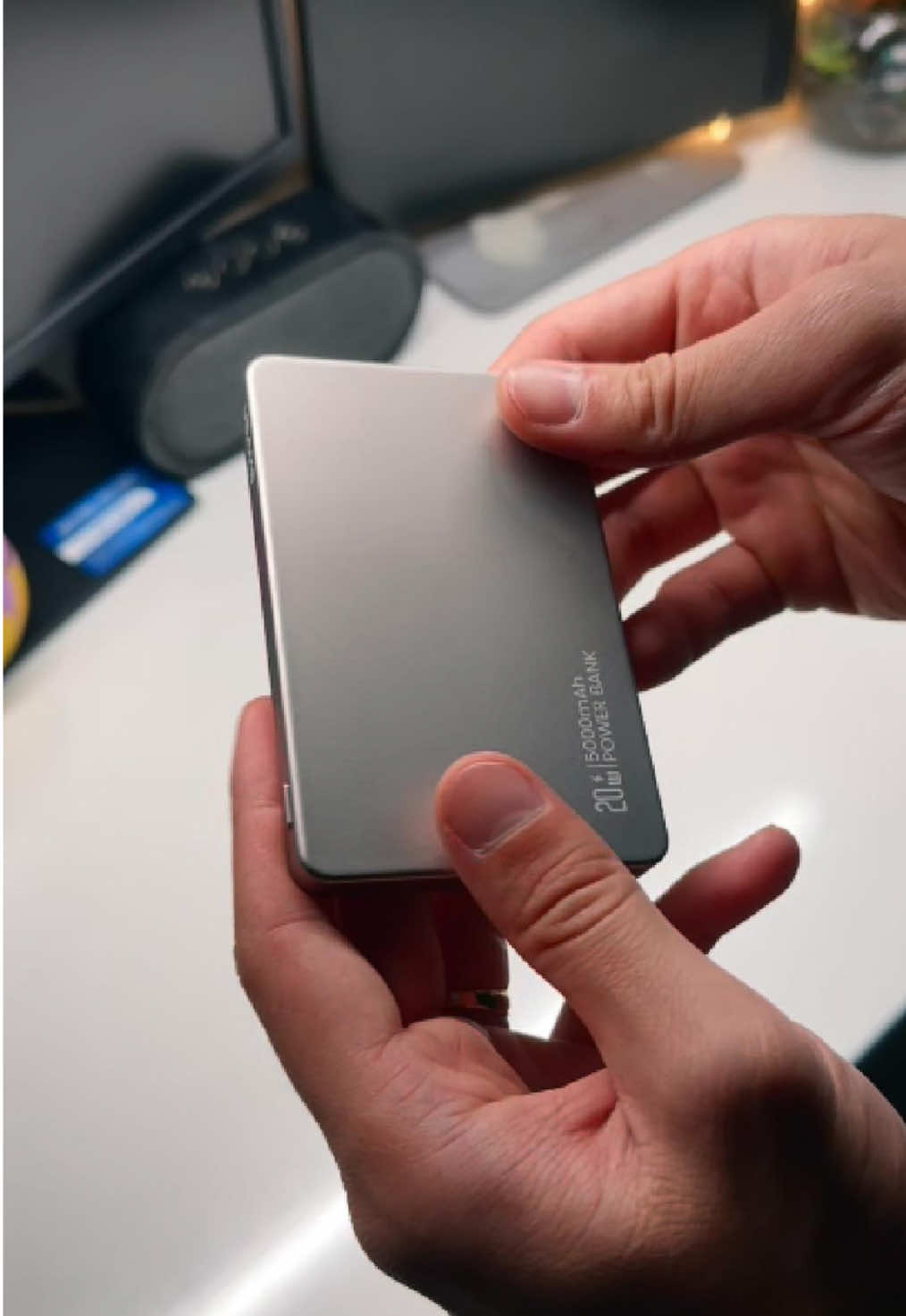 Usams Wireless Power Bank 5000/10000 mAh 🔥 Sạc dự phòng không dây phiên bản tối giản và gọn nhẹ nhất mình từng dùng ▪️ Phiên bản màu mình đang dùng là Titanium. Một màu sắc sang trọng, tinh tế và tương lai. ▪️ Chất liệu hợp kim nhôm và trọng lượng chỉ rơi vào 118g nên thoải mái khi cầm và cất dễ dàng. Ngoài ra, điểm mình thích ở món đồ này là phần mặt kính chống cháy nổ, đồng thời hút từ tính mạnh, chính xác. Mọi người lưu ý là loại này hỗ trợ Sạc nhanh PD 20W + Sạc không dây từ tính 15W nhé. ➡️ Recommend: Mọi người nên chọn loại công suất 10.000 mAh để có thể sạc được 3-4 lần / ngày ha.  *không nhận booking* #usams #wirelesspowerbank #magsafe #iphoneaccessories #phukiendienthoai 