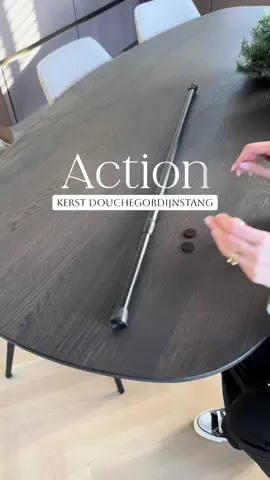 ✨ Action DIY 🎄 Deze reel plaatste ik 2 jaar geleden en die werd super goed bekeken. In aanloop naar kerst en omdat ik er veel nieuwe volgers bij heb gekregen leek het me leuk om deze nogmaals te delen. 😍🎄✨ De douchestang van de @actionnederland is van 80-135 cm uitschuifbaar. Dus die klem je als het ware tussen de muur.  . . . . #actionnederland #actiondiy #actionhack #kerst #kerstversiering   
