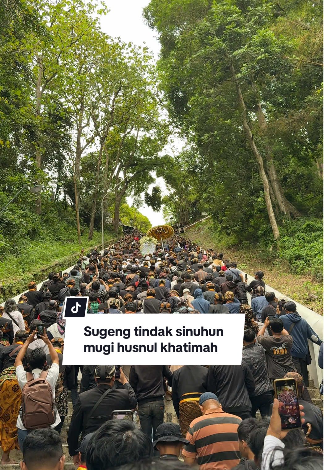 Ribuan pelayat mengiringi jenazah Susuhunan Paku Buwono XIII menuju peristirahatan terakhir makam Raja Raja Mataram  di Pajimatan Imogiri #kratonsolo  #surakarta  #jogja24jam  #imogiri 