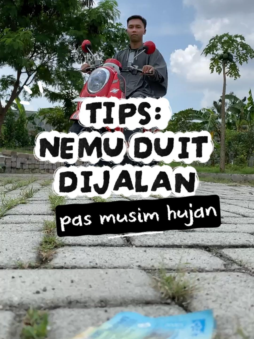 ngga perlu buru-buru kalo nemu duit pas musim hujan, cek lagi aja. kan udah aman karena pakai ponco lengan celana modern #musimhujan #jashujanwaterproof #jashujanmurah #jashujanibex #jashujanponco