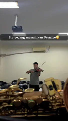 Bro sedang memainkan melodi Promise🥹 #fyp #promise #mellygoeslaw #violin #promisemellygoeslaw 