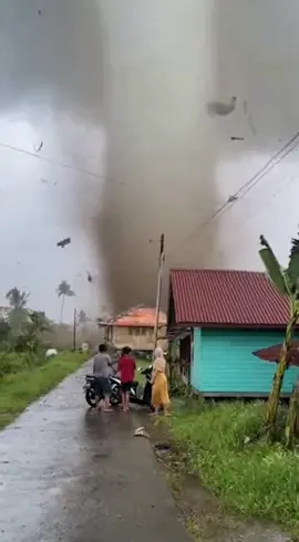 rumah warga diterbangkan angin topan