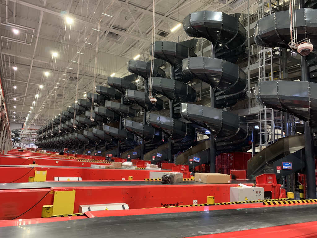 Всередині найбільшого сортувального центру України 🚛📦.   