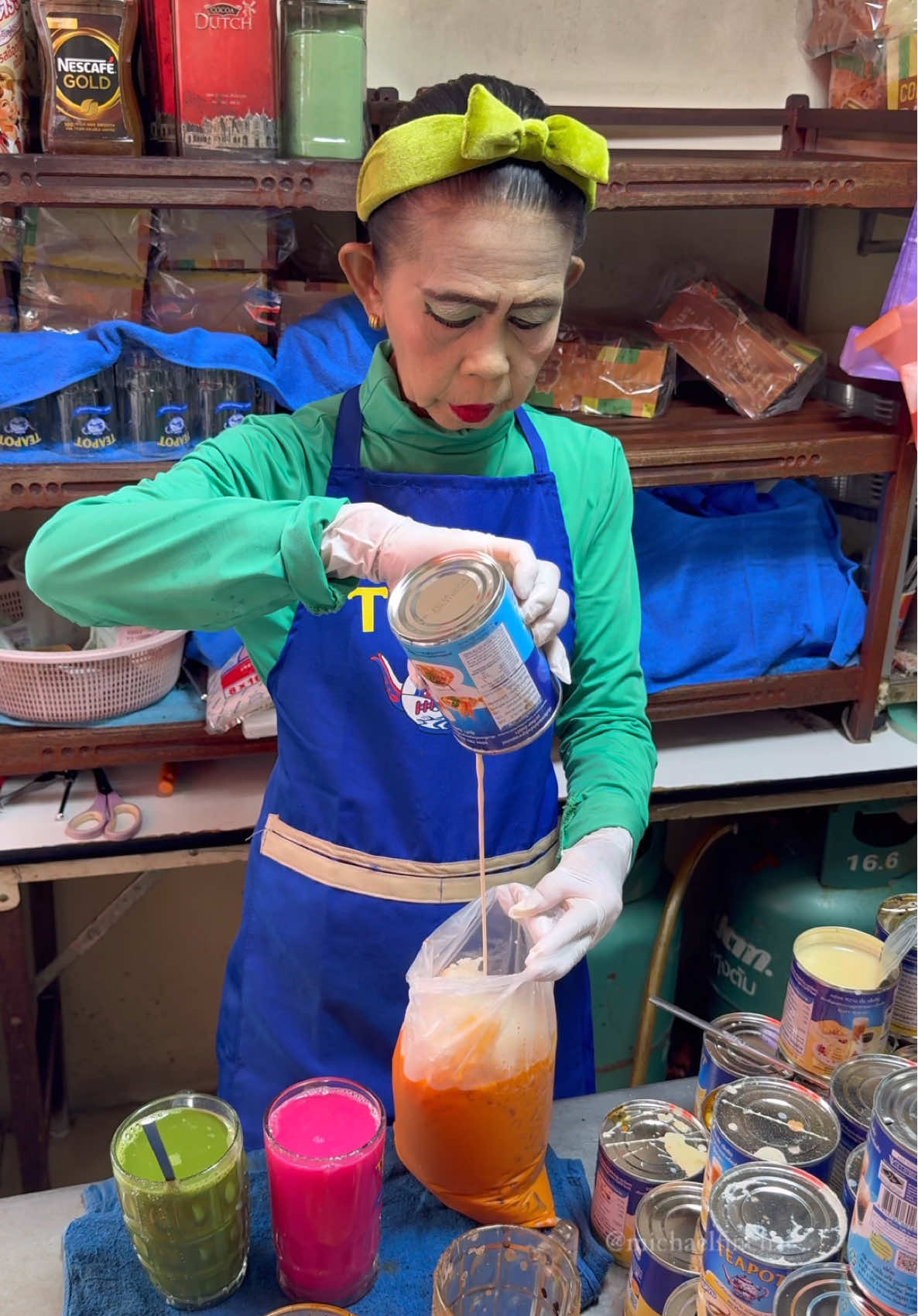 auntie makes me some thai iced drinks 🥰🥰 📍Auntie Thai tea shop 🧋 Auntie Nids Coffee Shop - Sao Chingcha, Phra Nakhon, Bangkok 10200 (Near Giant Swing)