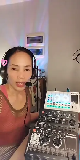 Complete set na Bonkyo F999Max! Kung walang saksakan ng headset ang cellphone mo, swak ito. Compatible sa Type-C at iOS!