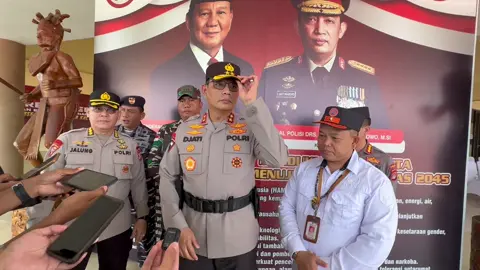 Polda Kaltara Apel Kesiapsiagaan Tanggap Darurat Bencana  PUBLIKA TANJUNG SELOR- Bertempat di Lapangan Apel Mapolda Kalimantan Utara,  Dilaksanakan apel kesiapsiagaan dalam rangka tanggap darurat bencana hidrometeorologi. Apel ini dipimpin oleh Kapolda Kaltara, Irjen Pol Djati Wiyoto Abadi, yang dalam Apel tersebut membacakan amanat resmi dari Kepala Kepolisian Negara Republik Indonesia (Kapolri).Rabu 5/11/2025.Pagi. Acara apel ini diselenggarakan sebagai bagian dari serentak nasional guna mengecek dan memastikan kesiapan seluruh unsur dan personel penanggulangan bencana, baik dari TNI, Polri, pemerintah daerah, serta instansi terkait. Dengan meningkatnya risiko bencana khususnya hidrometeorologi pada musim hujan dan fenomena La Niña, kesiapsiagaan menjadi kunci utama untuk mengurangi risiko korban dan kerugian. Indonesia, sebagai negara yang terletak di kawasan Ring of Fire, sudah dikenal memiliki kerawanan bencana tinggi, sehingga upaya pencegahan dan penanggulangan harus dilakukan secara terus menerus dan optimal. Dalam amanatnya, Kapolda Kaltara Irjen Pol Djati Wiyoto Abadi menyampaikan pesan penting dari Kapolri yang di antaranya menekankan, Pengecekan Kesiapan Personel dan Sarana Prasarana Seluruh unsur harus melakukan deteksi dini, pemetaan wilayah rawan bencana, dan menjaga kesiapan personel dengan sarana pendukung seperti kendaraan evakuasi, alat komunikasi, serta logistik bantuan. Pentingnya Sinergi dan Kolaborasi Kesiapsiagaan bukan hanya tanggung jawab satu instansi, melainkan wujud kerja sama lintas sektoral, melibatkan TNI, Polri, BNPB, Basarnas, PMI, BMKG, pemerintah daerah, relawan, dan masyarakat agar respons cepat dan tepat sasaran. Kesigapan dalam Tanggap Darurat Prioritaskan kecepatan dan ketepatan penanganan bencana mulai dari evakuasi, penanganan korban, pemberian trauma healing hingga pemulihan infrastruktur dan sosial ekonomi masyarakat terdampak. Kepatuhan pada Prosedur dan Profesionalitas Semua langkah penanggulangan harus sesuai SOP dan dilaksanakan secara humanis dengan empati untuk menjamin rasa aman dan nyaman kepada masyarakat yang terdampak. Peningkatan Kapasitas Melalui Simulasi dan Evaluasi Simulasi rutin dan evaluasi berkelanjutan sangat dianjurkan guna mengoptimalisasi kesiapan personel dan sistem tanggap bencana. Kapolri mengingatkan, berdasarkan data BNPB sampai 19 Oktober 2025, sudah terjadi 2.606 kejadian bencana di seluruh Indonesia dengan berbagai macam jenis seperti banjir, cuaca ekstrem, kebakaran hutan dan lahan, tanah longsor, gempa bumi, dan erupsi gunung api. Bencana ini menyebabkan ribuan korban jiwa, luka-luka, hilang, dan jutaan orang mengungsi. Adanya fenomena La Niña diprediksi menambah intensitas hujan sehingga potensi bencana hidrometeorologi meningkat sangat nyata, terutama di wilayah-wilayah rawan seperti Kalimantan, Sulawesi, Pulau Jawa dan wilayah lain. Mengutip pernyataan Presiden RI, Bapak Prabowo Subianto, Kapolda menegaskan bahwa negara berkewajiban melindungi rakyat dari segala ancaman, termasuk dari bencana alam. Tugas ini bukan hanya sekedar tanggung jawab formal tetapi juga panggilan moral dan bentuk pengabdian kemanusiaan yang tulus. Penekanan dan Arahan dalam Pelaksanaan Tugas Dalam apel tersebut, Kapolda  memberi beberapa penekanan yang wajib dilaksanakan oleh seluruh stakeholder, diantaranya: Deteksi dini dan pemetaan wilayah rawan bencana secara berkelanjutan.Penyampaian informasi dan imbauan pengamanan kamtibmas terhadap potensi bencana.Menjaga kesiapan peralatan dan personel dengan baik. Melaksanakan simulasi dan pelatihan secara rutin.Menjalankan operasi tanggap darurat dengan cepat, tepat dan humanis.Menjalin komunikasi dan sinergitas antar perangkat terkait.Melakukan evaluasi berkesinambungan untuk meningkatkan ketahanan bencana. Kapolda Kaltara mengakhiri amanatnya dengan mengucapkan terima kasih kepada seluruh personel dan pihak yang aktif berkontribusi dalam kesiapsiagaan penanggulangan bencana. Diharapkan seluruh tugas dilaksanakan dengan semangat, keikhlasan, dan ta