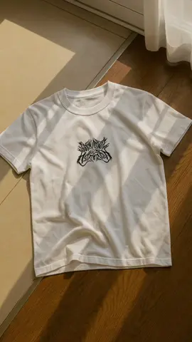 Kaos distro kece banget nih 🔥Kasual tapi tetap standout ✨ Kaos putih dengan desain bold siap jadi style harianmu kamu. 🔥👕#StreetwearVibes #OutfitAnakHits #SoftBoyLook 