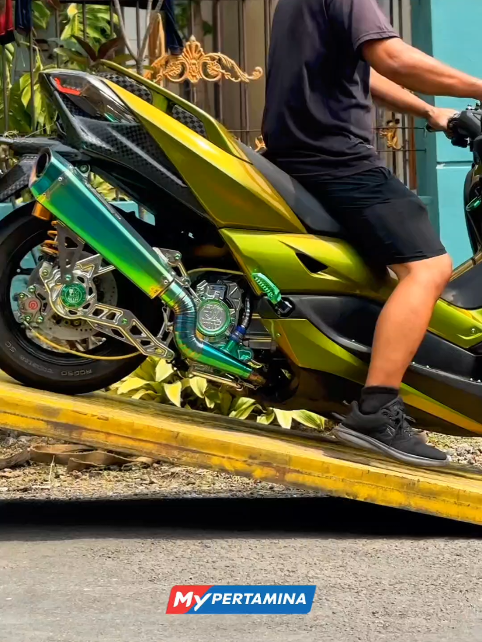 DMONS x MYPERTAMINA. Kendaraan kloter ke-III Depok Max Owners telah tiba di Pasuruan! Sebanyak 20 peserta bersiap melanjutkan perjalanan menuju Pulau Dewata pada hari Jumat. Semangat terus, tetap jaga stamina dan keselamatan di jalan. JAMBORE NASIONAL 6 & 1 DEKADE INDONESIA MAX OWNERS  ~~~~~~~~~~~~~~~ IMO RUMAH KAMI KAMU TEMAN KITA  ~~~~~~~~~~~~~~~ #depokmaxowners #mypertamina #respectothersbebrothers #imorumahkamikamutemankita #indonesiamaxowners   