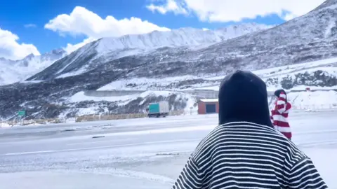 Traveling with best friend #lovers #douyin #douyin抖音 #chinesegirl #sweetcouple #fyp 