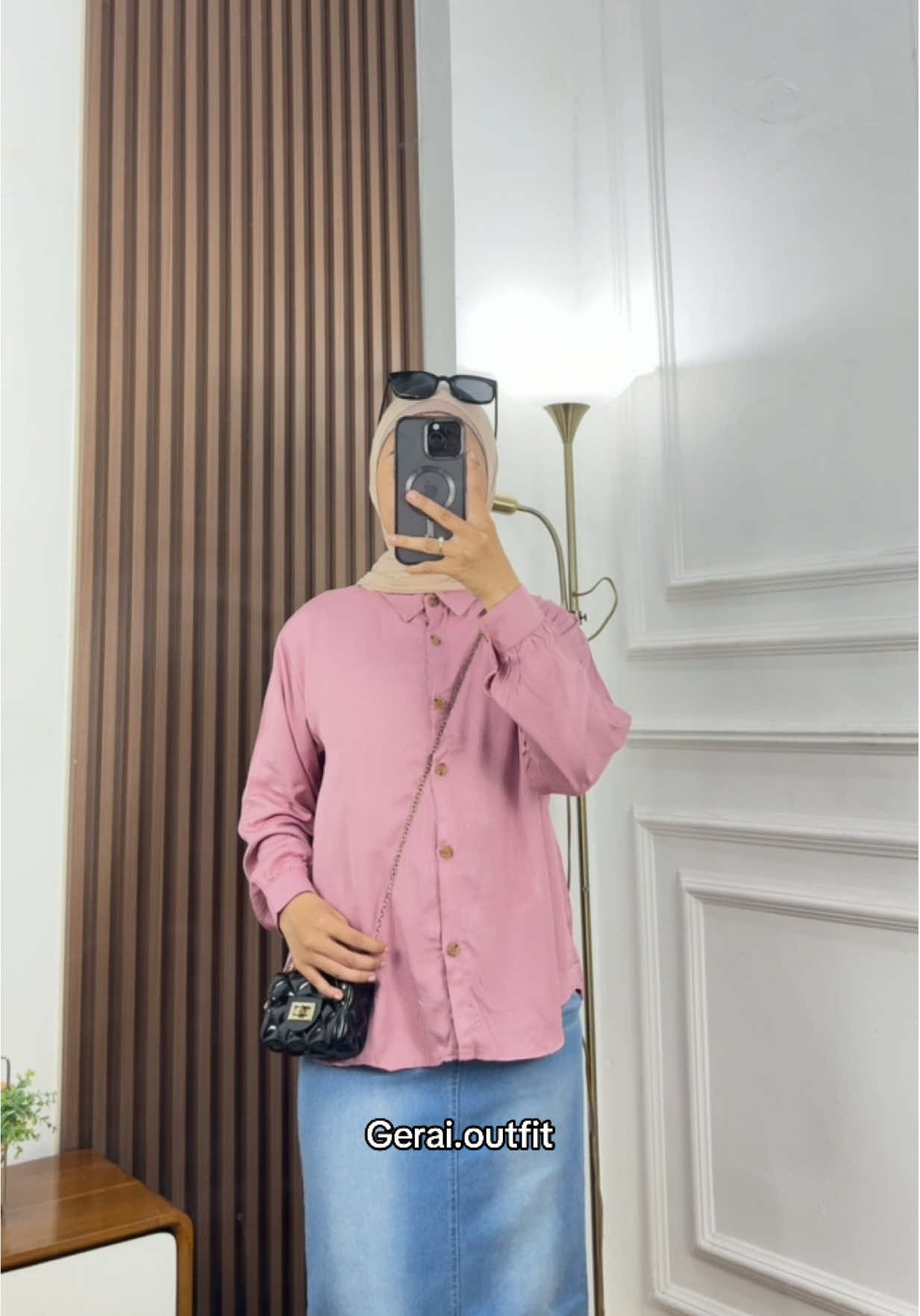 Simple tapi tetap elegan. Blouse ini penyelamat OOTD sat-set!🫶🏻😍🥰#promomakanharian #atasanwanita #blousemurah #fyp #blousecantik 