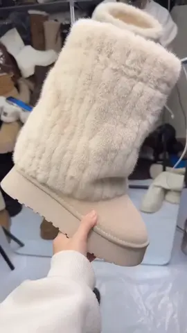 Săn ngay Giày bốt nữ cổ lông cao 4cm, chất da lộn mềm mại. Đế bánh mì êm ái, chuẩn size cho mọi cô nàng!