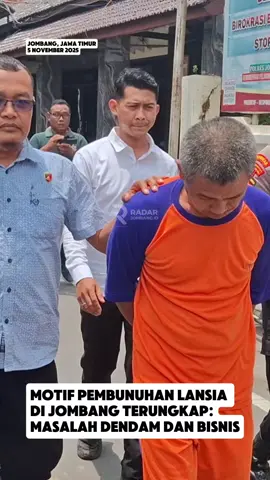 Polisi akhirnya mengungkap motif di balik perampokan dan pembunuhan terhadap Mutmainah, 74, warga Dusun Medeleg, Tampingmojo, Tembelang, Jombang. Pelaku bernama Suwarno, 46, yang masih memiliki hubungan saudara dengan korban. Kapolres Jombang AKBP Ardi Kurniawan menjelaskan, aksi keji itu dipicu faktor dendam dan jengkel dalam urusan bisnis simpan pinjam yang dijalankan bersama. Korban berperan sebagai penyandang dana, sementara pelaku menjadi operator lapangan. Belakangan, korban menuntut setoran lebih sering hingga membuat pelaku tertekan dan marah. Pada malam kejadian, pelaku membekap korban usai salat Isya hingga lemas, lalu membenturkan kepala korban ke lantai sebelum membawa jasadnya pergi. Suwarno juga mengambil perhiasan serta uang milik korban sebelum membuang jasadnya dan menyembunyikan mobil korban. Polisi kemudian menangkap pelaku dan menetapkannya sebagai tersangka dengan pasal 339 KUHP tentang pembunuhan berencana. _______________________________________ Berita selengkapnya silakan klik radarjombang.id jombangbanget.jawapos.com desakita.co Info PP, Endorsment dan Iklan dan langganan koran bisa Call / Chat WA : 0813 3661 0001