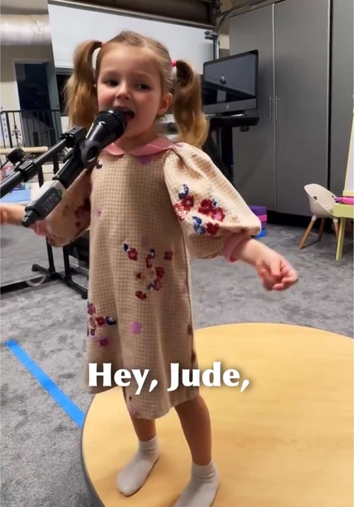 🌟 Angelica (age 4) sings Hey Jude by The Beatles from the garage stage! @Paul McCartney  #AngelicaNero #HeyJude #TheBeatles #GarageConcert #paulmccartney 