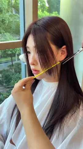 Cái mái quyết định rất nhiều cho gương mặt bạn. Mái phù hợp có thể khiến mặt trông nhỏ hơn#xuhuong #tocdep #salontoc #myphamtocthuquynh 