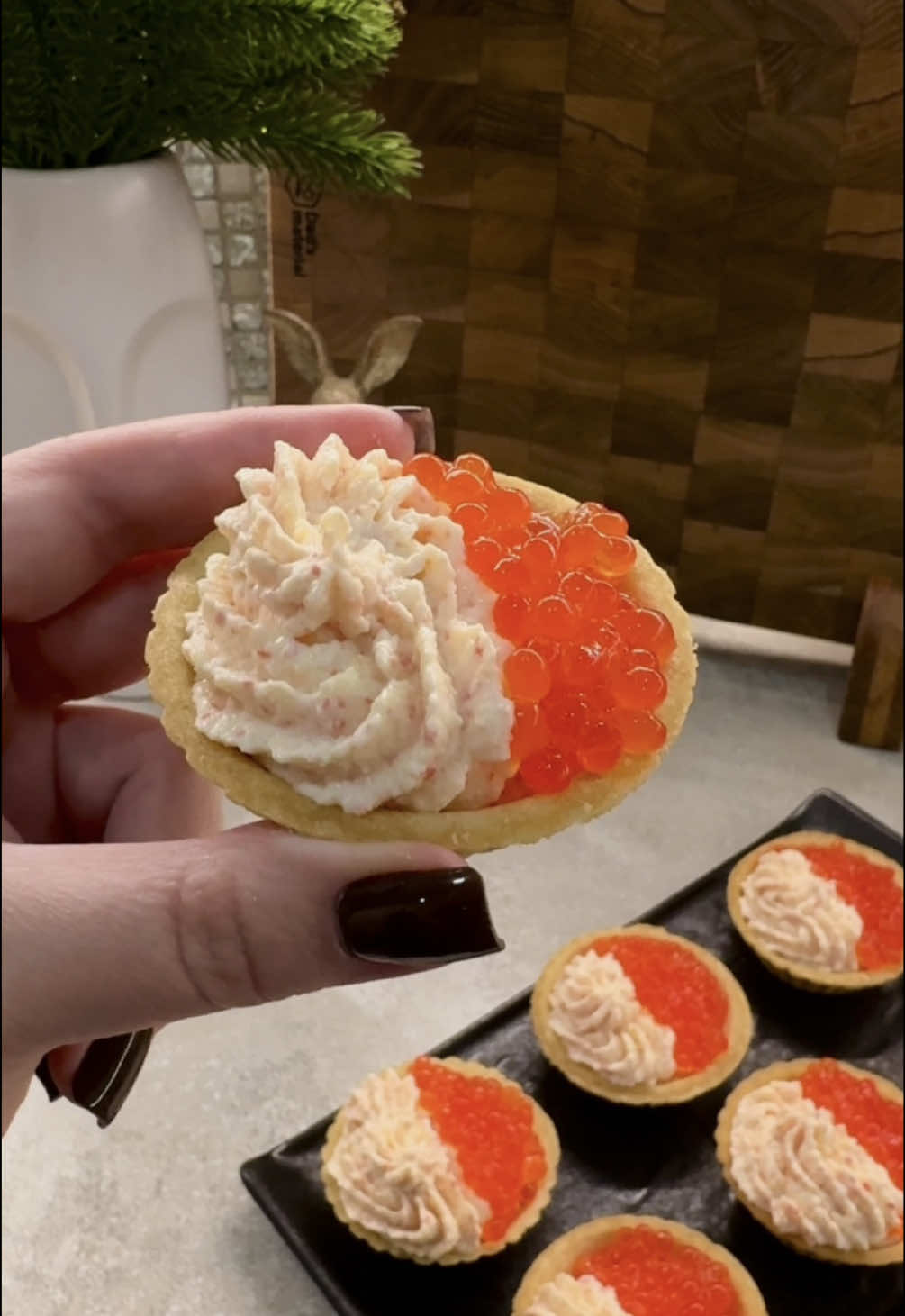 Закусочные тарталетки на новогодний стол😍🎄 •крабовые палочки - 5 шт •яйца - 2 шт •сыр ~ 50 гр •майонез - 3 ст.ложки •красная икра •тарталетки Количество ингредиентов рассчитано на 1 упаковку тарталеток. Пробиваем все ингредиенты блендером до однородной массы. Перекладываем в кондитерский пакет и отсаживаем на тарталетки (можно это сделать просто ложкой). По одному краю оставляем углубление, туда выкладываем красную икру, примерно по 1 ч.л на каждую тарталетку. #тарталетки #новыйгод 