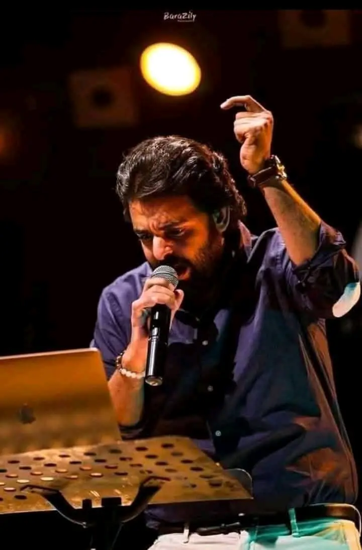 ملكوش جمايل..!! كله وقت الجد بيقول يلا نفسي.. بس لأجل القرش ، بيسوي الهوايل  وقت م إحتاجتوني مديت إيدي ليكوا  كنت أجدع ألف مره م ال عامل شهم فيكوا!!😉 جيبي كان مفتوح سبيل قلبي كان معمول دليل  وأما كل ال ناس باعوكم !!! كنت وحدي مشتريكم ☹️ الغريبه !!!! 🤔 كُله جاب الصح عنده ، وكله جاب الغلطه فيك  علي رأي المثل 