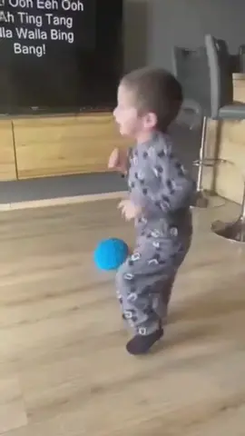 ما عالجت الحركات… فهمتها.” كل مرة كنت خاف من دوران فارس، طلعت رسالة صغيرة منو إلي: “ساعديني بطريقة مختلفة.” من يوم بلشت أفهم وأتعامل بحب وهدوء، راحت كل الحركات لحالها 🌈#قوة_الأم #توحد #autsimawareness #autism #امهات 